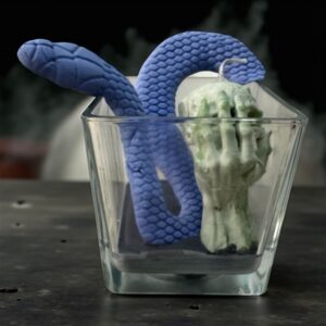 Bougie serpent et crâne tenu en main