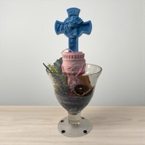 Bougie christ bleu et calice rose en composition florale