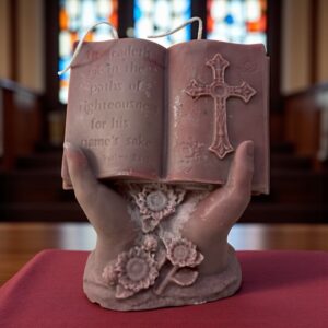 Bougie bible dans les mains